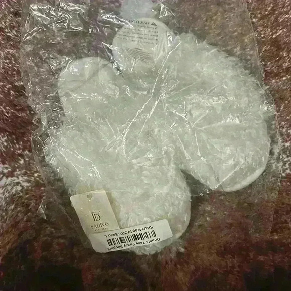 Double Take Fuzzy Slippers New With Tags Size Small 5/6 - Picture 2 of 2